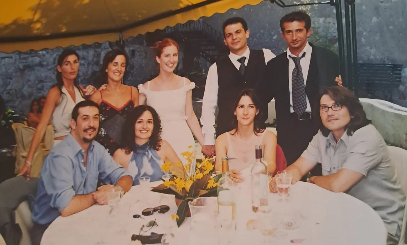 Tavolata di amici sotto il gazebo