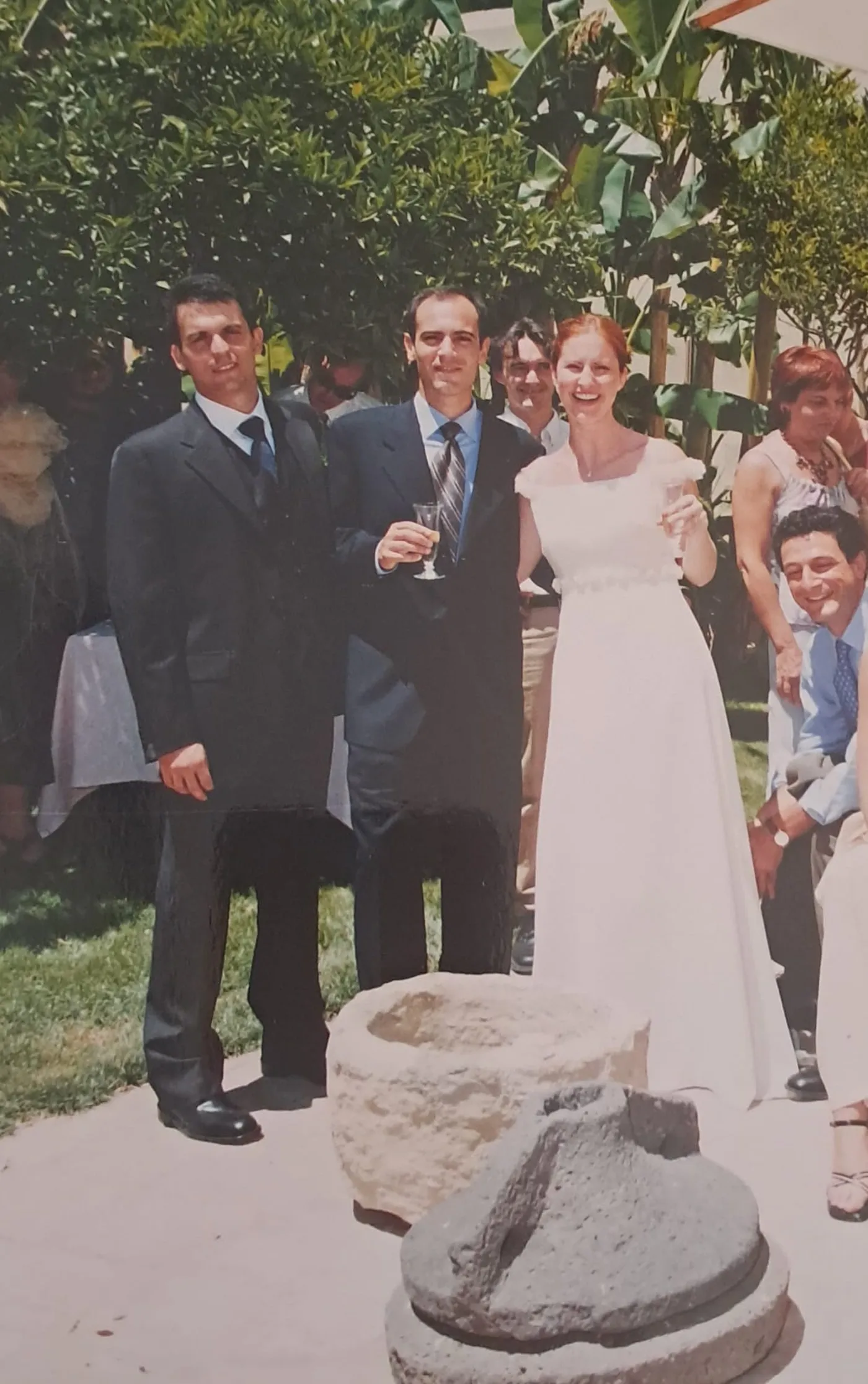 Brindisi degli sposi con un amico in giardino