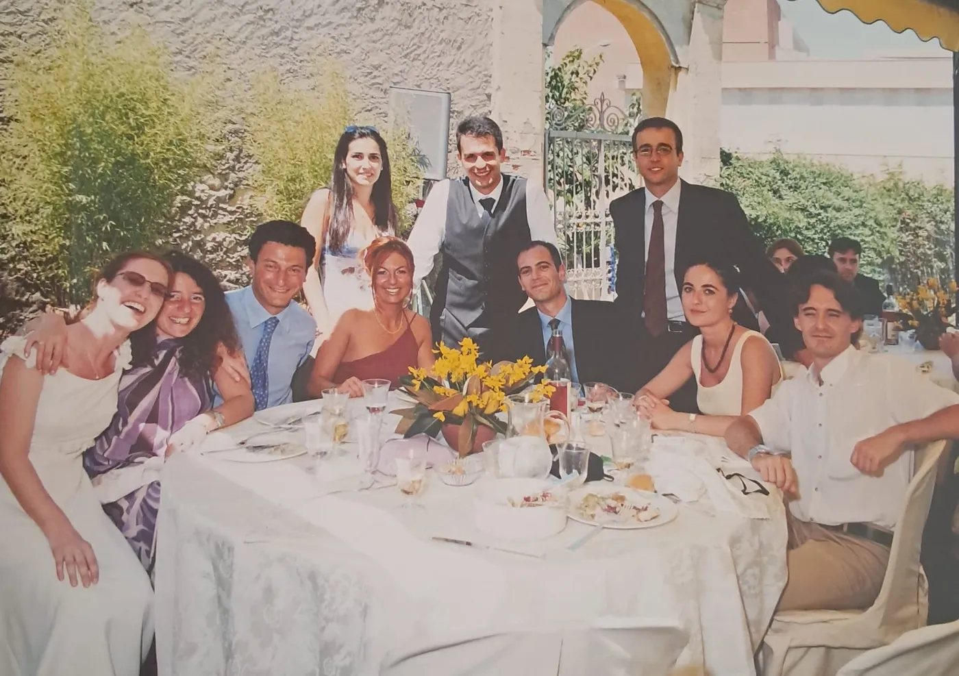 Pranzo con amici sotto il portico