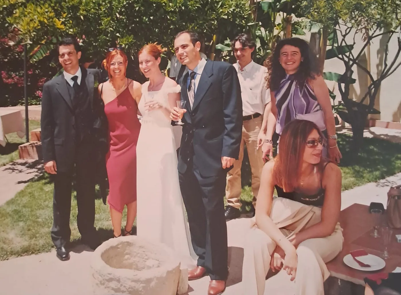 Foto di gruppo con gli amici nel giardino